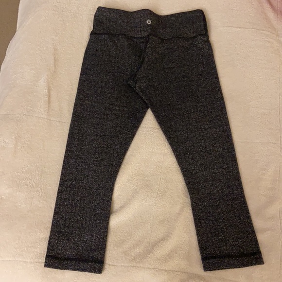 Lululemon crops, size 4 - Picture 3 of 4